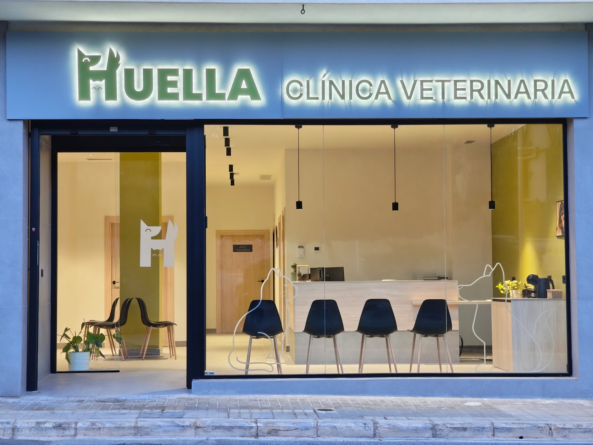 Entrada de la clínica veterinaria HUELLA en Turís