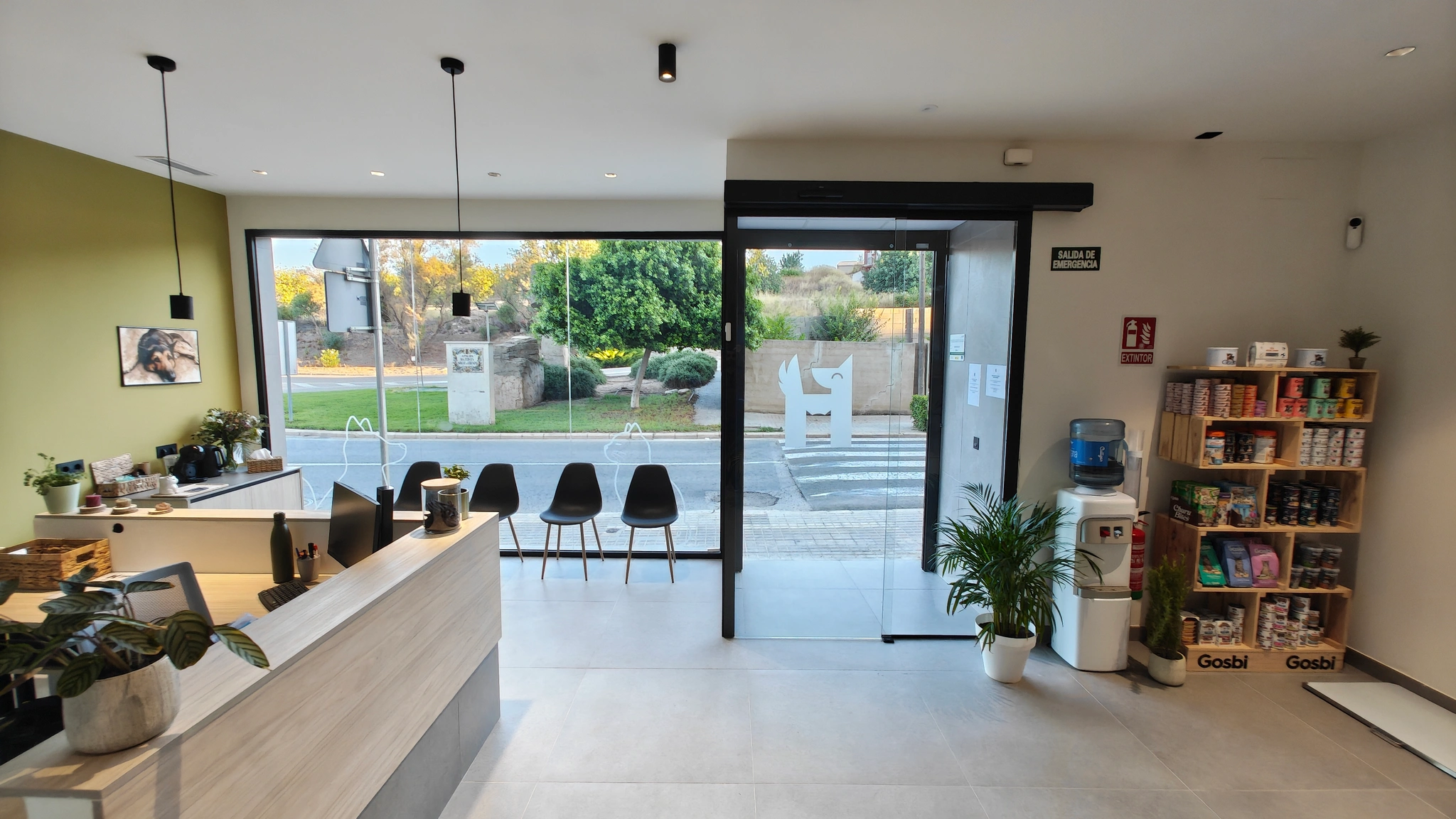 Vestíbulo con la puerta de entrada, la zona de espera y el mostrador