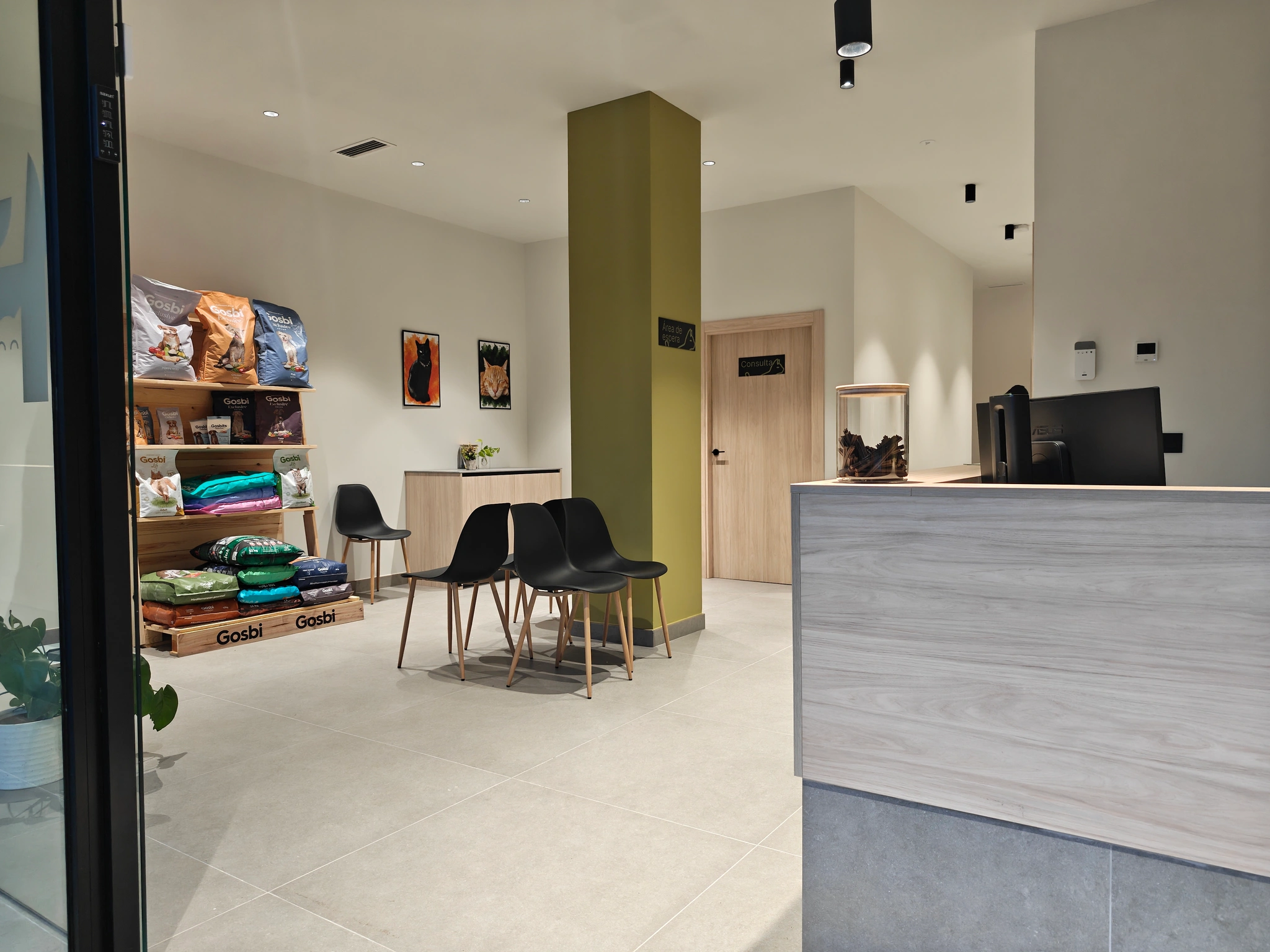 Zona de asientos de la sala de espera, junto a la puerta de consulta